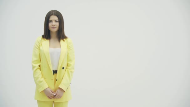 Vidéo 4k de jeune femme heureuse applaudissant les mains, souriant isolé sur fond blanc. — Video