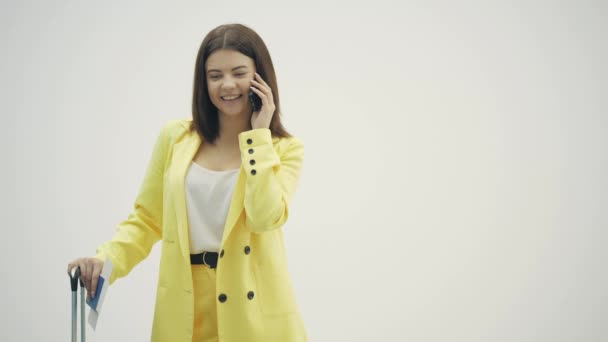 Lovely girl in the airport terminal talking on the phone with friend who should meet her in the airport. — Stock Video