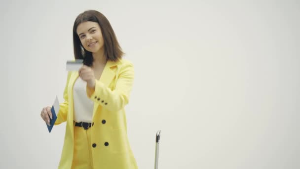 Fotoaparát ženy ve žlutém, s cestovním pasem, jízdenkami a kreditkou, připravené na dovolenou. Mezinárodní výlet koncept. — Stock video