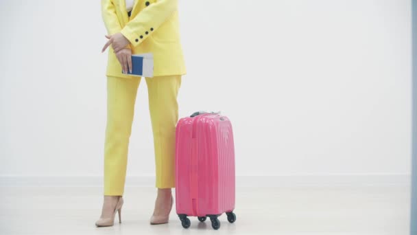 Frau mit Koffer im Wartezimmer, warte auf Flug. — Stockvideo