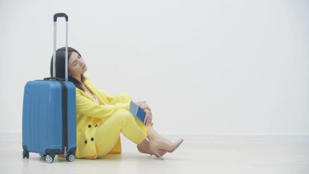 Уставшая деловая женщина лежит на чемодане и спит в зале ожидания аэропорта . — стоковое видео