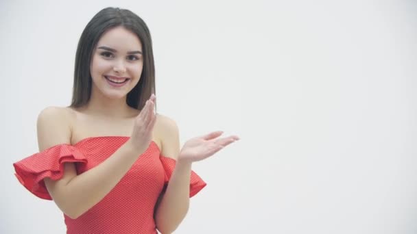 4k βίντεο με ενθουσιασμένες μελαχρινές απολαμβάνοντας καλά νέα και παλαμάκια τα χέρια της πάνω από λευκό φόντο. — Αρχείο Βίντεο