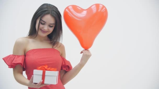 Está na hora dos presentes. Vídeo de menina completamente encantada mostrando seu presente de aniversário e aproveitando o momento de férias . — Vídeo de Stock