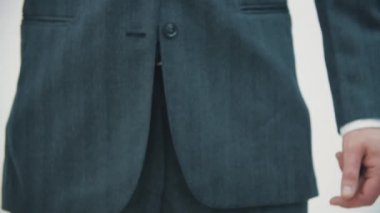 Erkek yolcuların kontrol etmek ve bavullarını bırakmak için kuyrukta beklemeleri yavaşladı. Gerginleşiyorlar çünkü çok uzun sürüyor..