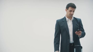 Uçuşunu beklerken telefonda konuşan yakışıklı bir gencin 4K videosu..