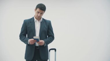 Uçuşunu beklerken telefonda konuşan yakışıklı bir gencin 4K videosu..