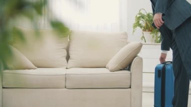 Otelde iş gezisi sırasında telefonda konuşan yakışıklı bir gencin 4K videosu..