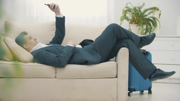 Homem falando no telefone e executando negócios remotamente durante a viagem de negócios . — Vídeo de Stock
