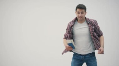 Uçak ve pasaport biletlerini elinde tutan adamın 4 km yavaşlığı seyahat etmeye, dans etmeye ve seni de davet etmeye hazır olması..