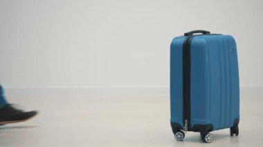 Bagaj ve seyahat belgeleriyle yaz tatilinin tadını çıkaran erkek turistlerin yavaşlaması..