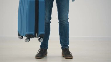 Bagaj ve seyahat belgeleriyle yaz tatilinin tadını çıkaran erkek turistlerin yavaşlaması..