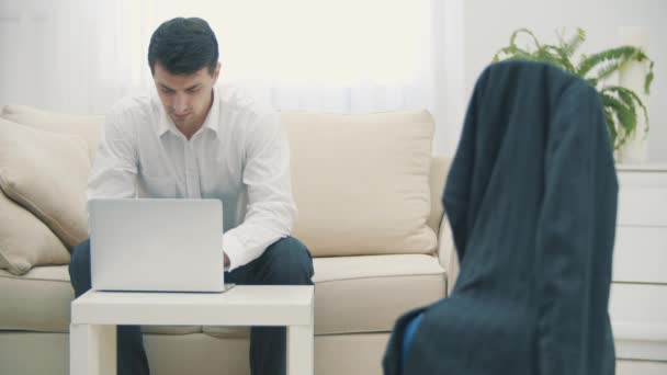 Slowmotion video van mid adult Kaukasische manager typen op laptop in hotelkamer tijdens zakenreizen. — Stockvideo