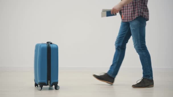 Ořezané zpomalení mužského turisty s zavazadly a cestovní doklady těší jeho letní dovolenou začíná. — Stock video