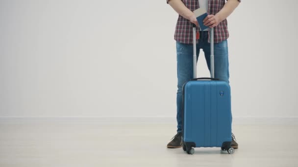 Concetto di velivolo in ritardo. Rallentamento del salto dei passeggeri annoiati e prendere in giro con la valigia nel terminal dell'aeroporto. — Video Stock