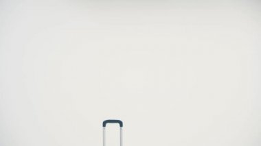 Genç işadamı, birinin beyaz arka planda bıraktığı bir bavul bulmuş..