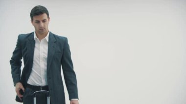 4K videoda yakışıklı bir genç adam telefonda konuşuyor ve uçağını beklerken hayal kırıklığına uğramış görünüyor..