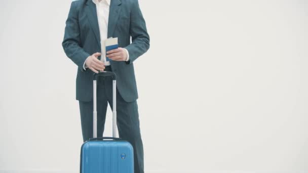 4k video of young handsome businessman in a suit, comes with a suitcase, at the station, at the airport. — Stock Video