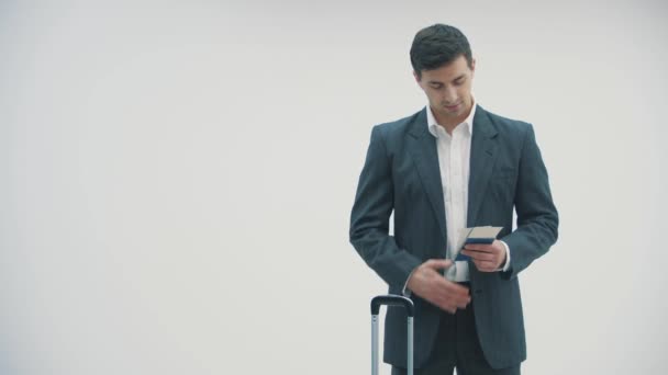 4k video pohledný mladý muž mluví do telefonu, zatímco čeká na svůj let. — Stock video
