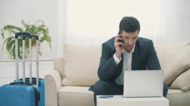Genç bir adamın uçak bileti almak için dizüstü bilgisayar kullanmasını ya da evde online giriş yapmasını gösteren bir video..