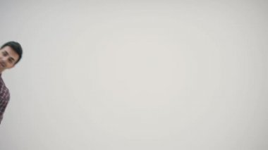 4k video 'da bir adam uçak ve pasaport için bilet tutuyor seyahat etmeye, dans etmeye ve seni de davet etmeye hazır..