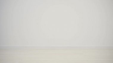 Mavi bir bavul taşıyan genç bir adamın yeni varış ve maceraların ipuçlarına karşı kesilmiş videosu..