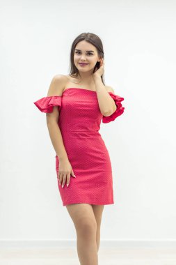 Beaty konsepti. Şık giyinmiş güzel bir kızın uzun metrajlı fotoğrafı..