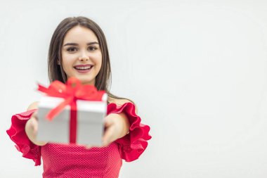 Hediye zamanı. Çok mutlu bir kız doğum günü hediyesini gösterir ve bayram anının tadını çıkarır..