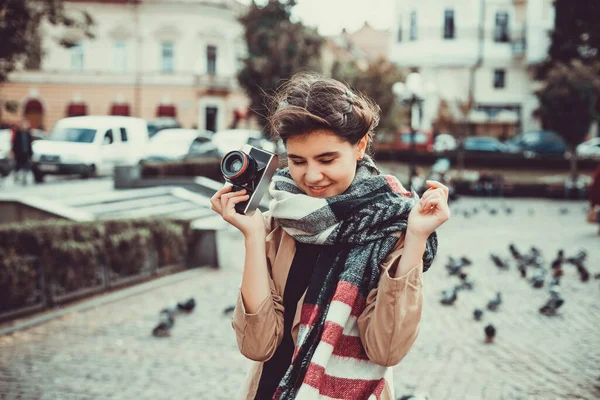 Indah turis mengambil foto pada kamera vintage, saat bepergian ke luar negeri untuk menjaga memori. — Stok Foto