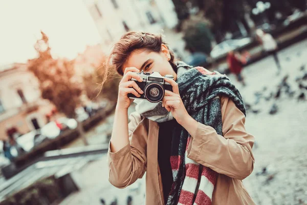 Piękny turysta robi zdjęcia na zabytkowym aparacie fotograficznym, podczas podróży za granicę, aby zachować pamięć. — Zdjęcie stockowe