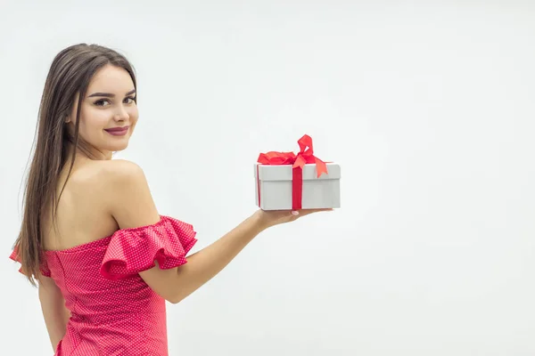 Radosna kobieta trzyma pudełko z prezentami i uśmiecha się na białym tle. — Zdjęcie stockowe