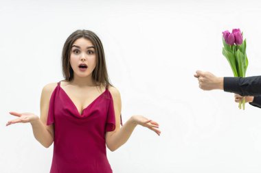 İnsani duygular ve duygular. Güzel dişinin kafası, erkeğinden çiçek almak yerine bir hiçlik işareti almakla karışık..