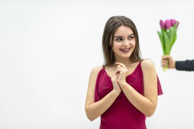 Tatlı dişi erkek arkadaşından güzel çiçekler aldığı için çok mutlu..