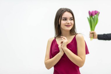 Hediye zamanı. Çok mutlu bir kız hediye alma zamanı geldiğinde bayram anının tadını çıkarıyor..