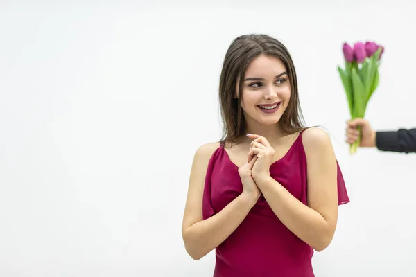 Doce fêmea está muito feliz por obter belas flores de seu namorado . — Fotografia de Stock