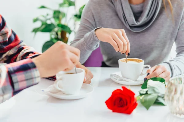 El desayuno perfecto del concepto romántico de pareja. Instinto recortado tiro de manos sosteniendo tazas de café, hermosa flor y vela . —  Fotos de Stock