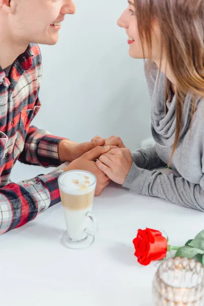 Preciosa foto recortada de chico y chica cariñosos, tomados de la mano, listos para su primer beso . —  Fotos de Stock