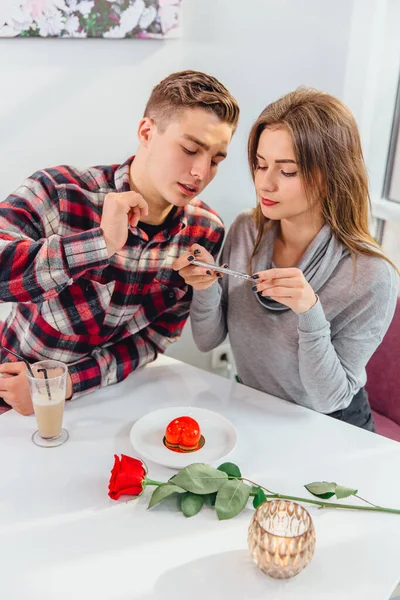 Žena pomocí chytrého telefonu fotit dezert pro instagram, její přítel jí pomáhá. — Stock fotografie