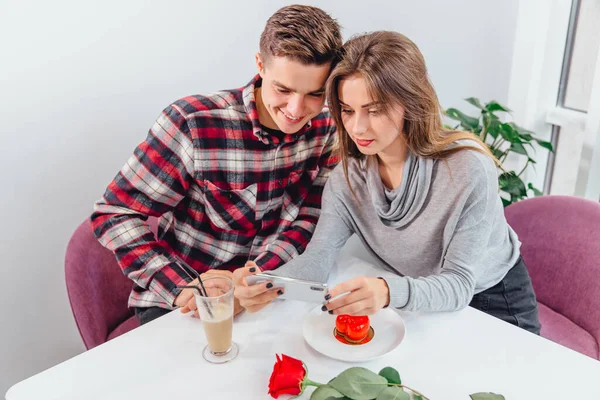 Imagen de pareja de San Valentín tomando una selfie, disfrutando de su comida festiva en la cafetería . —  Fotos de Stock