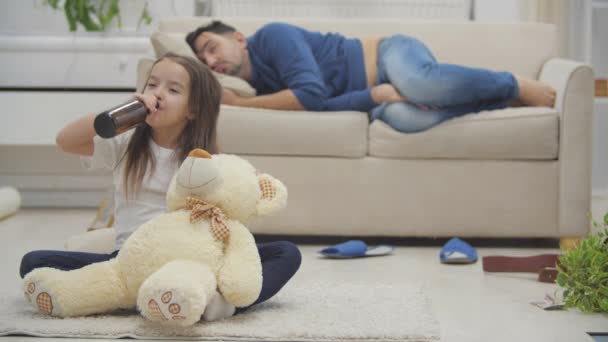 Vidéo 4k où la fille a pris la bière de son père et a commencé à la boire sans permission. — Video