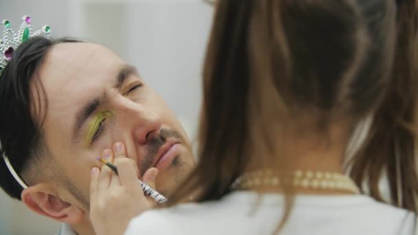 Oříznout video malýho kluka, jak dělá make-up pro svýho tátu, ale on brečí, mračí se a nechce, aby to udělala.. — Stock video