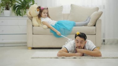 Şirin kız sihirli değneğini sallıyor ama babası emirlerine itaat etmeyi reddediyor. Tamamen bitkin durumda..