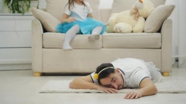 Küçük kız, onunla oynamaktan yorulan babasına sarılıyor..
