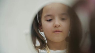 Makyaj yapan güzel bir kızın ayna yansımasına odaklan..