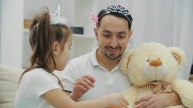 Şirin prenses kız, prenses babası ve ayıcığı çay partisi veriyor..