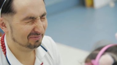 Babası için makyaj yapan sevimli küçük kızın videosunu kestim. Babam kaşlarını çatıyor..