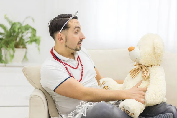 곰 인형이나 다림질 장난감을 들고 있는 사람의 사진. — 스톡 사진