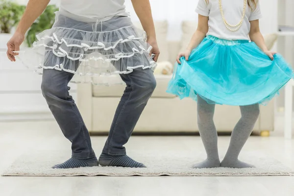 Photo de jambes de culture du père et de la fille portant des vêtements drôles. — Photo