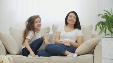Kız ve anne oynaşıyor, birbirlerini itip kakıyorlar, birbirlerine bağırıyorlar..