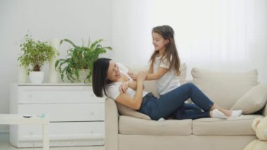 Güzel kız annesini gıdıklıyor. Anneler Günün kutlu olsun..