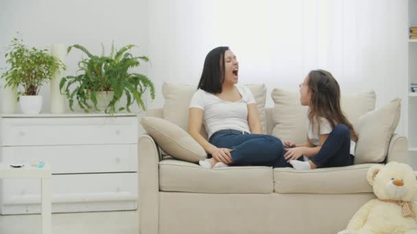 Dotter och mor vrålar på varandra, leker, imiterar monster.. — Stockvideo